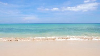 Güzel dalgalı denizin sakin görüntüleri.
