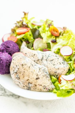 Izgara tavuk göğsü eti biftek taze sebze ile