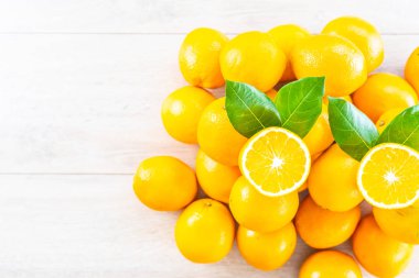 Taze portakal meyve masada