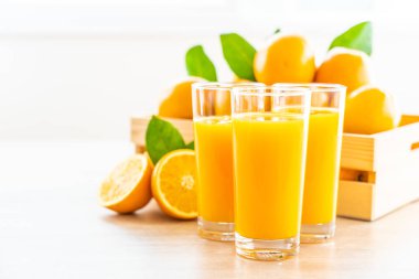 Taze portakal suyu içecek şişe cam için