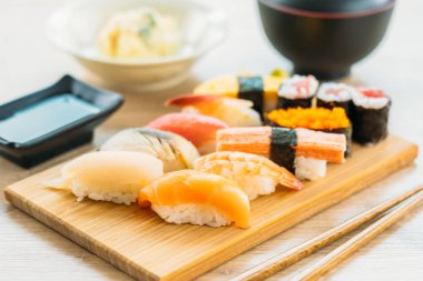 Somon balığı kabuk kabuklu karides ve diğer et suşi maki