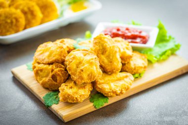 Derin yağda kızartılmış tavuk eti çağrı nugget domates veya ketçap sos ile