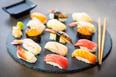 Somon balığı karides karides yılan balığı kabuk ve oth nigiri suşi ayarla