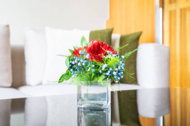 Tablo vazo çiçek yastık kanepe dekorasyon ile