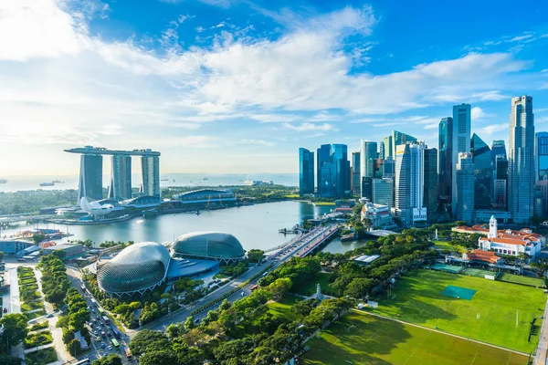 Beau bâtiment d'architecture extérieur paysage urbain à Singapour — Photo