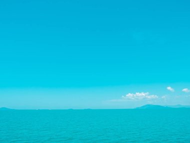 Güzel tropikal deniz okyanus mavi gökyüzü backgr beyaz bulut ile