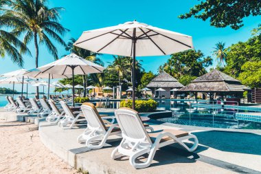 Güzel tropikal plaj ve şemsiye ve sandalye etrafında denize sıfır 