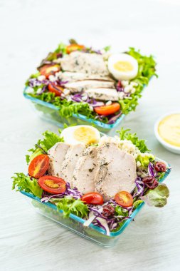 Izgara tavuk göğsü ve et salata