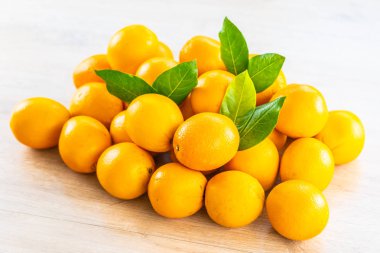 Taze portakal meyve masada