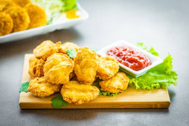 Derin yağda kızartılmış tavuk eti çağrı nugget domates veya ketçap sos ile