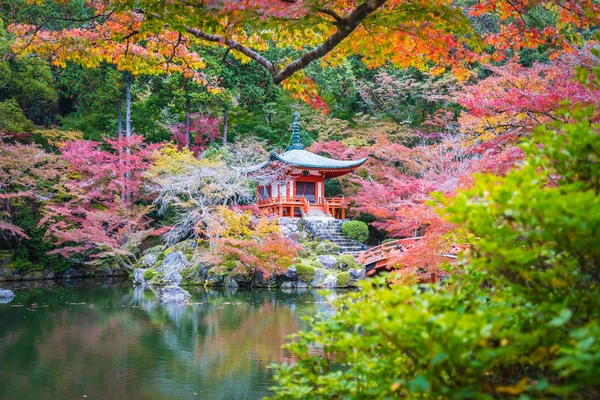 Vackra Daigoji tempel med färgglada träd och blad i höst s — Stockfoto