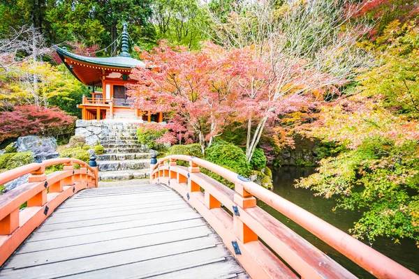 カラフルなツリーと秋の葉の美しい醍醐寺 — ストック写真