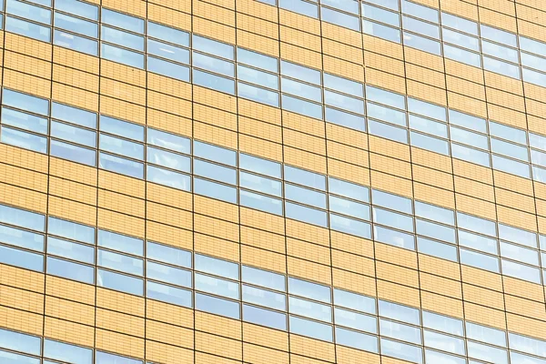 Piękna architektura biurowca z teksturą szkła okno — Zdjęcie stockowe