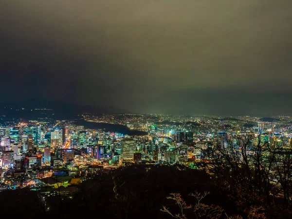 夜のソウルの街を美しい建築 — ストック写真