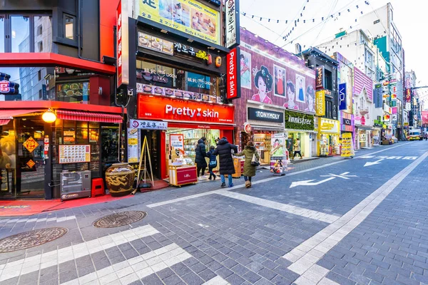 Seoul, South Korea 10 December 2018 : Myeong dong market is the — Stock Photo, Image