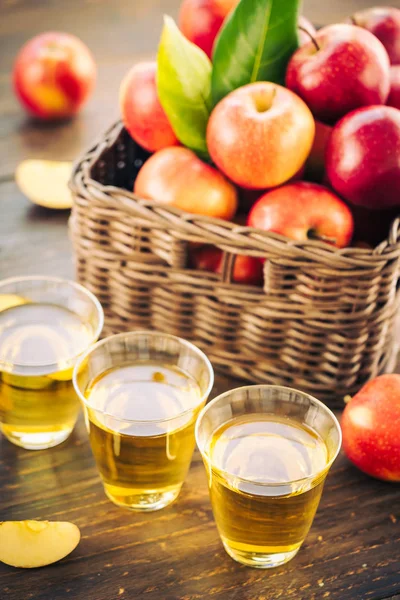 Jugo de manzanas en vaso con manzana en la cesta — Foto de Stock