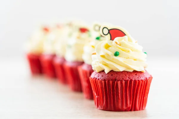 Dulce postre con magdalena de terciopelo rojo — Foto de Stock