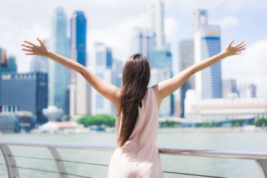 Güzel Asyalı kadın gülümseme ve mutlu Singapur CIT içinde seyahat etmek