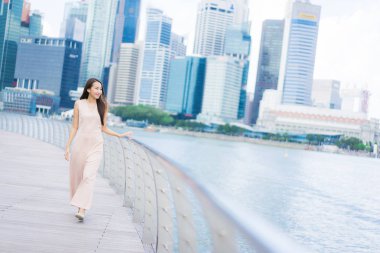 Güzel Asyalı kadın gülümseme ve mutlu Singapur CIT içinde seyahat etmek