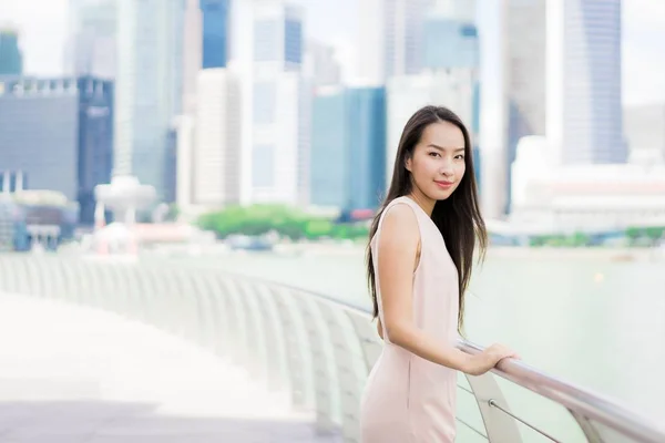 Beautiful asian woman smile and happy to travel in singapore cit — Stock Photo, Image