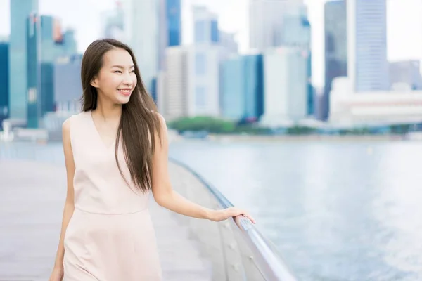 Hermosa mujer asiática sonrisa y feliz de viajar en singapore cit —  Fotos de Stock