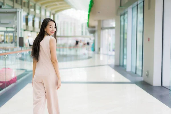 Linda mulher asiática sorriso e feliz no shopping — Fotografia de Stock