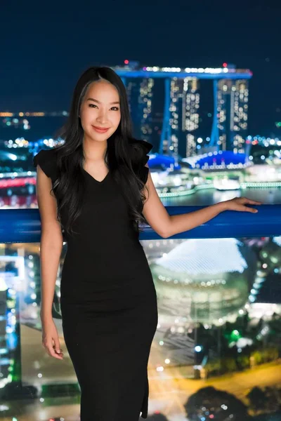 Krásné asijské ženy úsměv a radost s výhledem na město Singapur — Stock fotografie