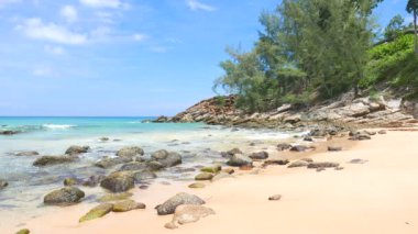 Güzel dalgalı denizin sakin görüntüleri.