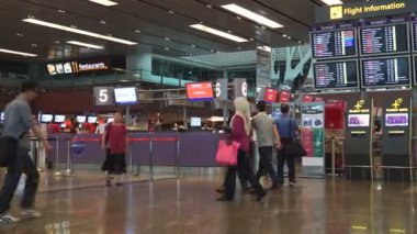 havaalanı terminalinde yürüyen insanların zaman atlamalı görüntüleri