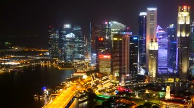 Singapur şehrinde marina koyu çevresindeki modern binaların havadan görüntüleri