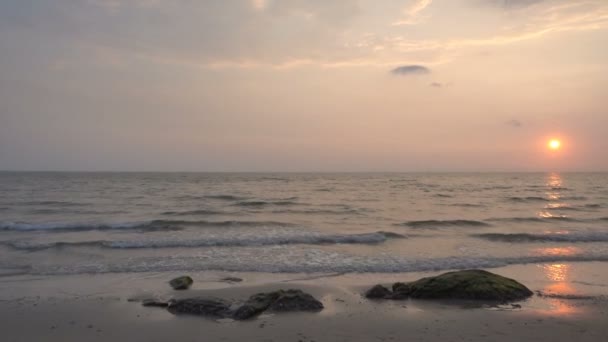 Rustige Beelden Van Mooie Golvende Zee Zonsondergang — Stockvideo