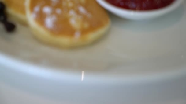テーブルの上においしい甘いパンケーキのクローズアップ映像 — ストック動画