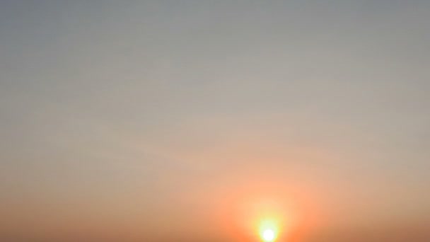 Rekaman Matahari Terbenam Langit Dengan Awan Bergerak Malam Hari — Stok Video