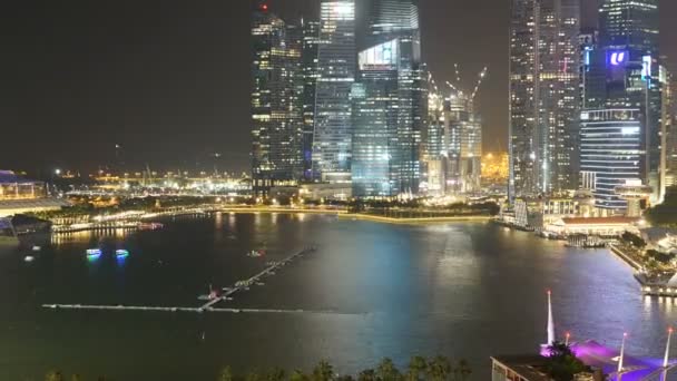 夜のシンガポールの都市の近代的な建物の風光明媚な時間経過映像 — ストック動画