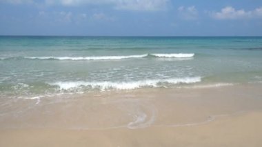 Güzel dalgalı denizin sakin görüntüleri.