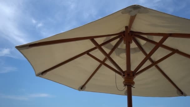 Close Footage Sun Umbrella Beach — Stock Video