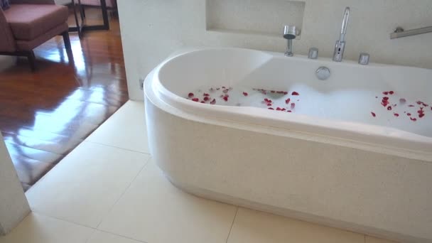 Lüks Tatil Otel Banyo Görüntüleri — Stok video