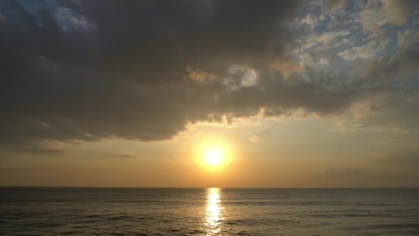 夕日の美しい波状の海の静かな映像 — ストック動画