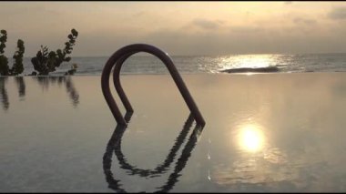 günbatımı güzel dalgalı denizde sakin görüntüleri