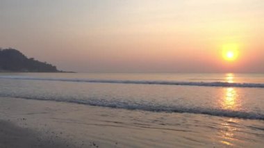 günbatımı güzel dalgalı denizde sakin görüntüleri