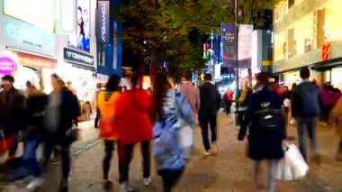 piyasada yürüyen insanların zaman atlamalı görüntüleri