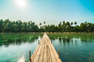 Ahşap köprü ya da plaj ve deniz iskelede