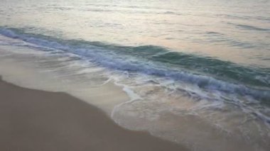 Güzel dalgalı denizin sakin görüntüleri.