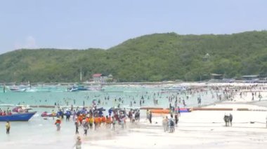 Güzel dalgalı denizin sakin görüntüleri.