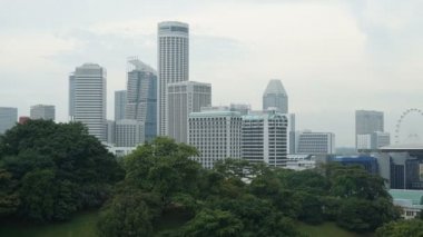 Singapur şehrinde marina koyu çevresindeki modern binaların havadan görüntüleri