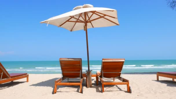 Images Tranquilles Belle Mer Ondulée Avec Chaises Longues Sur Plage — Video