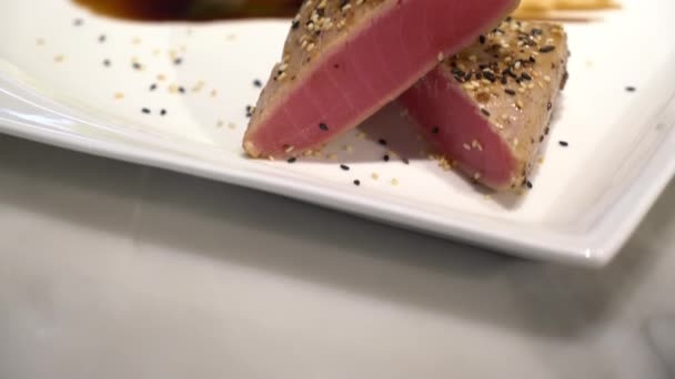 Nahaufnahme Von Köstlich Gebratenem Rotem Fisch Auf Dem Tisch — Stockvideo