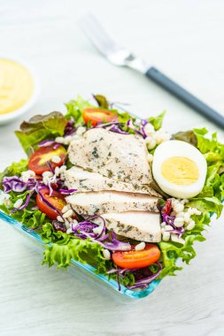 Izgara tavuk göğsü ve et salata