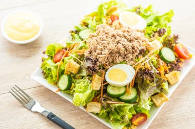 Ton balığı et ve yumurta taze sebze salatası ile