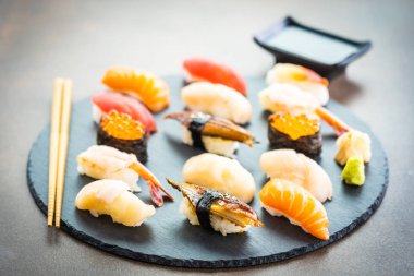 Somon balığı karides karides yılan balığı kabuk ve oth nigiri suşi ayarla